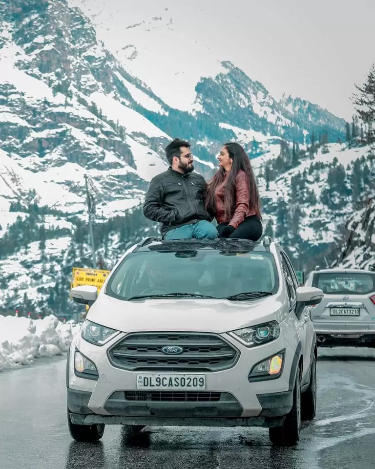 A pre-wedding photoshoot amidst the captivating snow-capped landscapes of Manali's Snow View